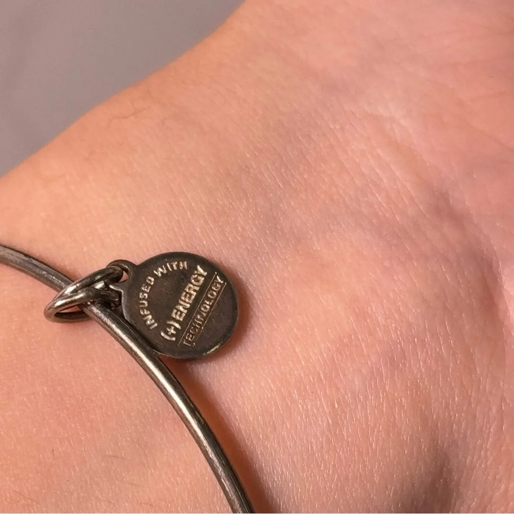 Elegant Silver Bracelet with Amber Accent - Picture 3 of 4